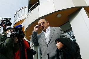 Omul de afaceri Florian Walter, dat în urmărire pentru evaziune și găsit în Emirate, adus în România