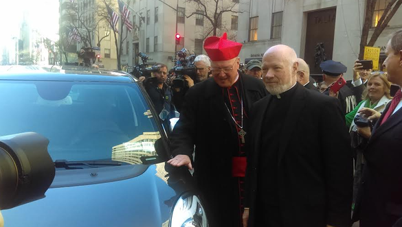 FOTO O mașină Fiat 500 folosită de Papa Francisc la New York, scoasă la licitație de Arhiepiscopie și atingând deja 135.000 dolari