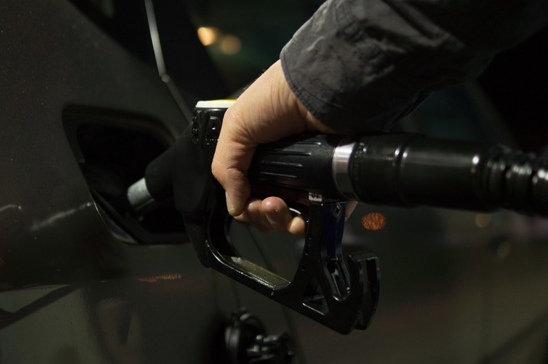Proiect: O noua taxă pe carburant, după ce timbrul de mediu nu a reînnoit parcul auto