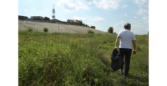 FOTO&VIDEO Cioloș a strâns gunoaie din Parcul Natural Văcărești, în fața presei
