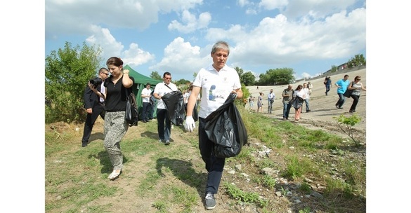 FOTO&VIDEO Cioloș a strâns gunoaie din Parcul Natural Văcărești, în fața presei