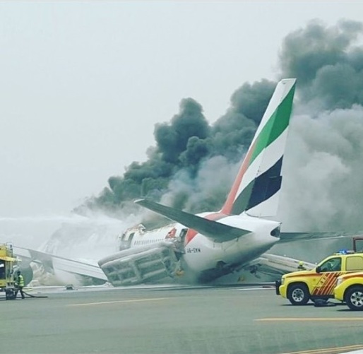 VIDEO Un pasager al avionului care a luat foc pe o pistă a aeroportului Dubai a filmat panica de la bord