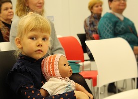 Guvernul discută stimularea prin granturi a companiilor care înființează creșe și/sau grădinițe pentru copiii angajaților 