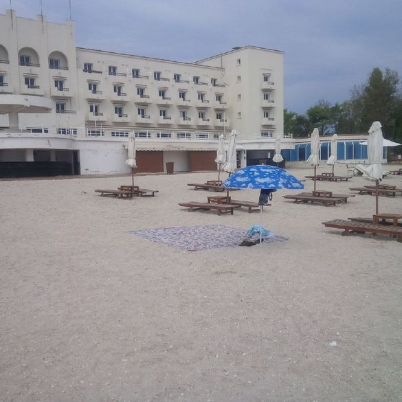 Plaja hotelului Rex, altădată plină, astăzi pustie. Sursa foto:Profit.ro/Thomas Dinca