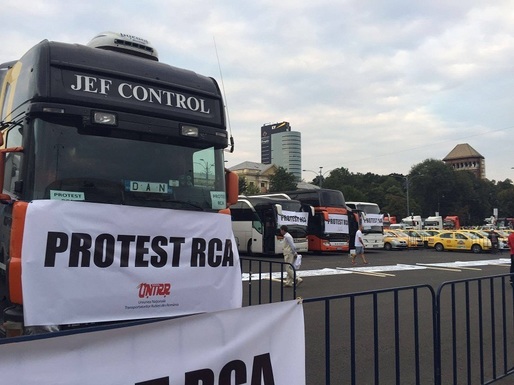FOTO Transportatorii au declanșat protestul, aducând zeci de camioane în fața Guvernului și pe străzile mai multor orașe. Taximetriștii au venit și ei