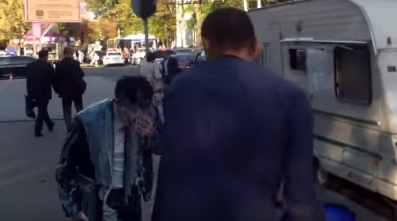 VIDEO Ministrul Finanțelor din Republica Moldova a primit în cap o găleată cu lapte din partea unui protestatar