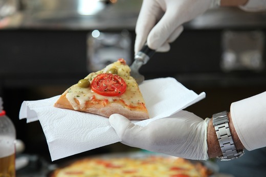 VIDEO Un start up american atacă piața pizza, de 38 miliarde dolari, cu un camion în care produsul este copt în timpul livrării