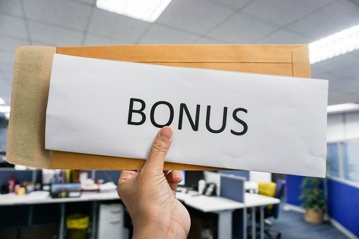 Managerii din sectorul privat cresc bonusurile pentru a-i motiva și a-i păstra pe angajați