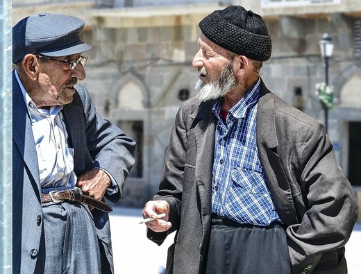 Turcii primesc nunți gratuite, pietre funerare sau o masă caldă dacă își schimbă dolarii în lire turcești