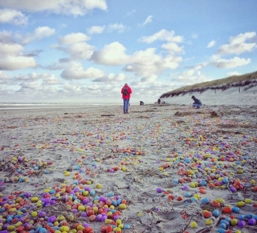 FOTO Mii de ouă Kinder, aduse de maree, pe o plajă din Germania