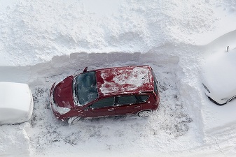 Situația drumurilor afectate de viscol, la ora 20.45: două autostrăzi și 46 de drumuri naționale sunt închise. Peste 140 de persoane sunt în benzinării de pe autostrada București-Constanța