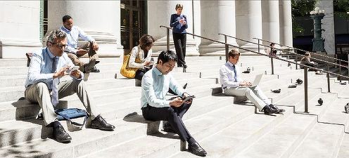 Proiecție: Numărul utilizatorilor de telefoane mobile va fi mai mare decât al celor de conturi bancare și apă curentă