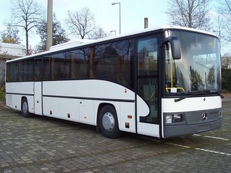 Mercedes-Benz recheamă în service 17 autobuze pentru că există riscul să li se deschidă ușile la viteze mari