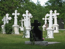 Fiscul vinde cripte și 6.000 de metri pătrați de cimitir, cu discount de 50%