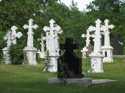 Fiscul vinde cripte și 6.000 de metri pătrați de cimitir, cu discount de 50%