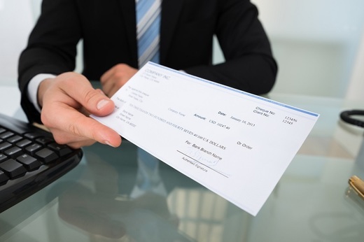 Șefii marilor companii din Marea Britanie câștigă de aproape 400 de ori salariul minim pe economie