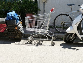 Proiectul care interzice parcarea mașinilor pe trotuare în lipsa unui spațiu liber de 2 metri va fi reanalizat