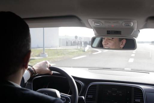 FOTO Premierul Grindeanu a făcut un drive test cu două automobile Dacia 