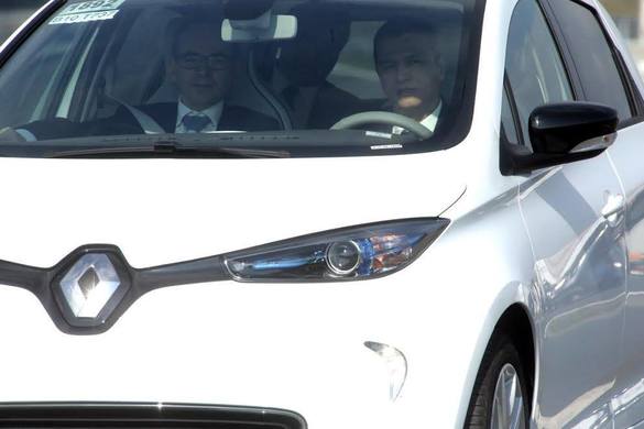 FOTO Premierul Grindeanu a făcut un drive test cu două automobile Dacia 