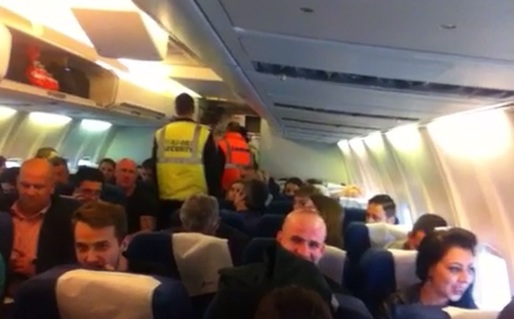 EXCLUSIV VIDEO Incident într-o cursă TAROM București-Timișoara, doi pasageri au fost coborâți din avion pentru injurii