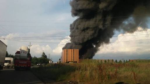 Incendiul care a cuprins o fabrică de mobilă de la Balotești, încă nestins la aproape 40 de ore de la izbucnire