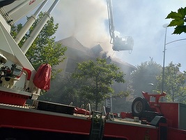 FOTO O vilă din cartierul Primăverii a luat foc. Trafic restricționat