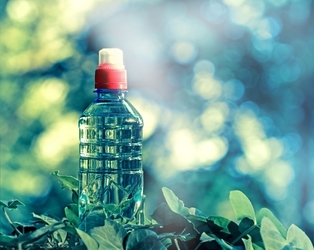 Bani din apă chioară. Cea mai mare companie de îmbuteliere din lume vinde și cu randament pe conținut de 20 milioane la sută