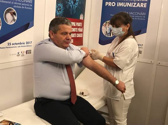 FOTO Ministrul Sănătății s-a vaccinat antigripal, pentru a-i convinge pe părinți să-și vaccineze copiii