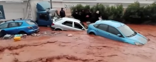 VIDEO Inundații puternice în Grecia, mai multe persoane au decedat, altele au urcat pe acoperișurile locuințelor