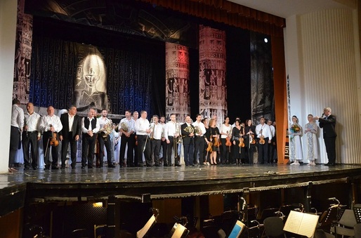 Povești din România: Planul de management al directorului Teatrului Muzical Galați, cu pasaje identice cu ale altor directori din țară și face referire la ”școlile și liceele craiovene” și la ”domeniul cultural-artistic din Hunedoara”