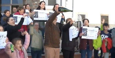 VIDEO Angajații unui cămin de bătrâni, dintr-o localitate spaniolă cu 1 din 5 locuitori șomer, au câștigat peste 10 milioane euro la Loteria de Crăciun
