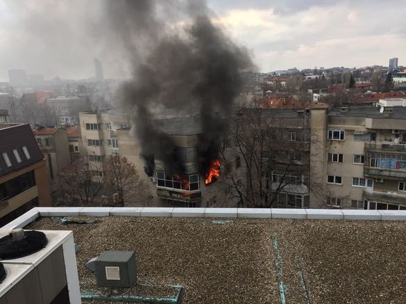 FOTO Incendiu într-un bloc din Sectorul 1 al Capitalei; 7 persoane au fost evacuate