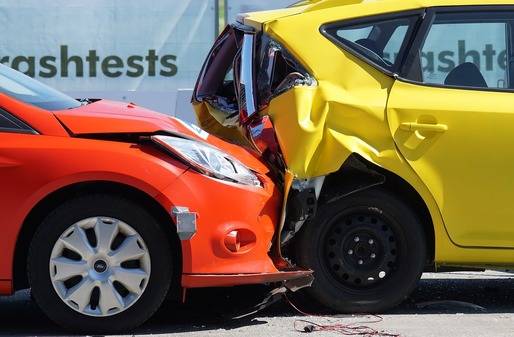 Sondaj UNSAR: O treime dintre tinerii șoferi de la oraș, implicați în accidente. Cauze: superficialitatea pregătirii în școlile de șoferi și educația familiei