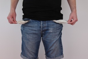 Numărul românilor care nu-și pot plăti facturile la timp a scăzut, însă România nu iese din topul statelor cu cele mai mari rate de deprivare materială severă 