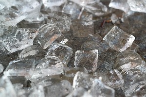 Gheață produsă de o fabrică din Ploiești, infestată cu E-coli; activitatea unității a fost oprită