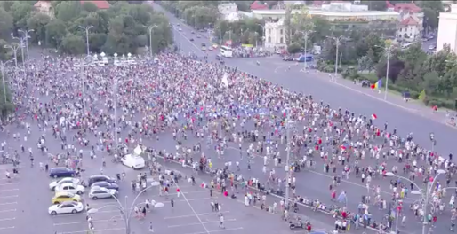 A treia zi de proteste în Piața Victoriei din Capitală. Mii de persoane au cerut în continuare demisia Guvernului