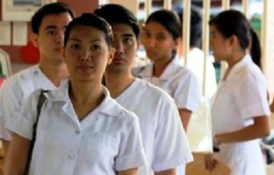 O bonă filipineză expulzată a atacat la CCR obligația impusă străinilor din afara UE de a câștiga cel puțin salariul mediu din România pentru a putea rămâne la muncă în țară
