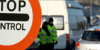 15 emigranți irakieni solicitanți de azil în România au încercat să iasă ilegal din țară, ascunși în interiorul unei autoutilitare