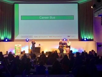 Autobuzul educațional Career Bus, proiect creat de doi români, premiat cu 50.000 euro la Competiția Europeană de Inovare Socială