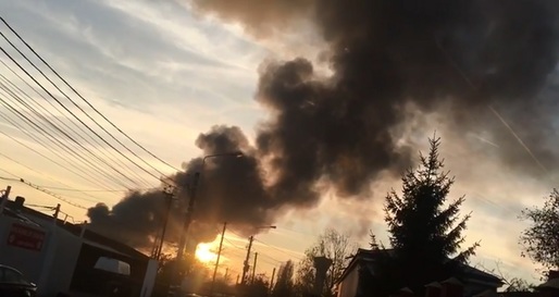 VIDEO Incendiu puternic la un depozit de mase plastice din Ploiești 