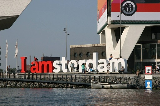 Amsterdamul luptă din greu cu turiștii. După ce a frânat Airbnb, retrage unul dintre simboluri