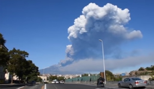 VIDEO Vulcanul Etna din Italia a erupt; autoritățile au închis aeroportul Catania