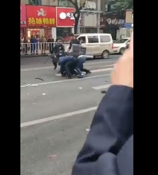 8 persoane decedate și 22 rănite în China, cu un autobuz deturnat și un suspect înarmat
