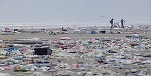 VIDEO Piese de schimb pentru mașini, televizoare, becuri, mobilier și jucării din 270 de containere pierdute de o navă în Marea Nordului sunt aduse de vânt pe plajele din Olanda