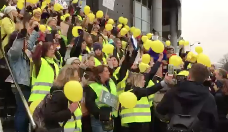 handkerchief Cucumber host VIDEO Sute de femei în "veste galbene" au manifestat în... | PROFIT.ro