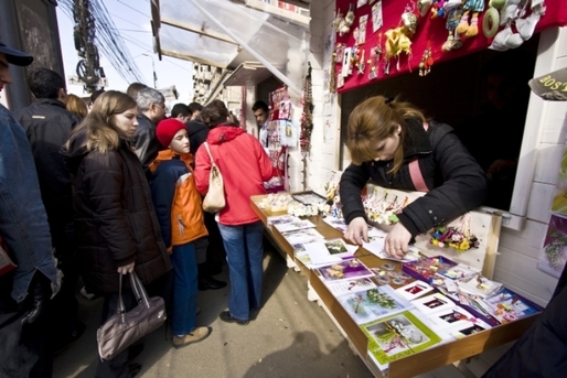 Firea alungă vânzătorii de mărțișoare, suveniruri și alte produse tradiționale românești de pe trotuarele din centrul Bucureștiului