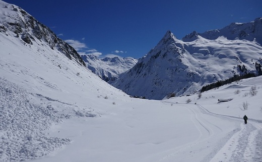 Risc însemnat de producere a avalanșelor, în majoritatea masivelor montane; stratul de zăpadă este instabil, umezit și va îngheța, iar zăpada proaspăt depusă nu va avea stabilitate