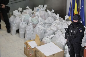 VIDEO&FOTO Pachete cu droguri găsite pe plajă. Amplă operațiune a Poliției pe litoral