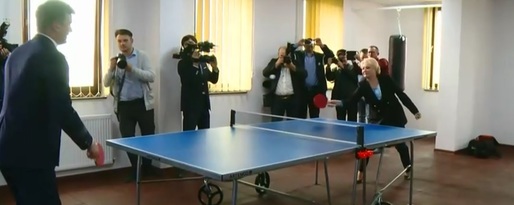 VIDEO În pantofi cu toc, Dăncilă a jucat ping-pong cu șeful Poliției de Frontieră