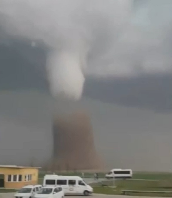 FOTO Tornadă pe autostradă, un autocar cu 40 de persoane s-a răsturnat